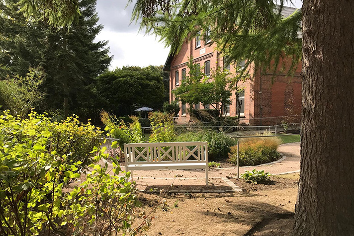 Unter einem Baum im Sinnesgarten