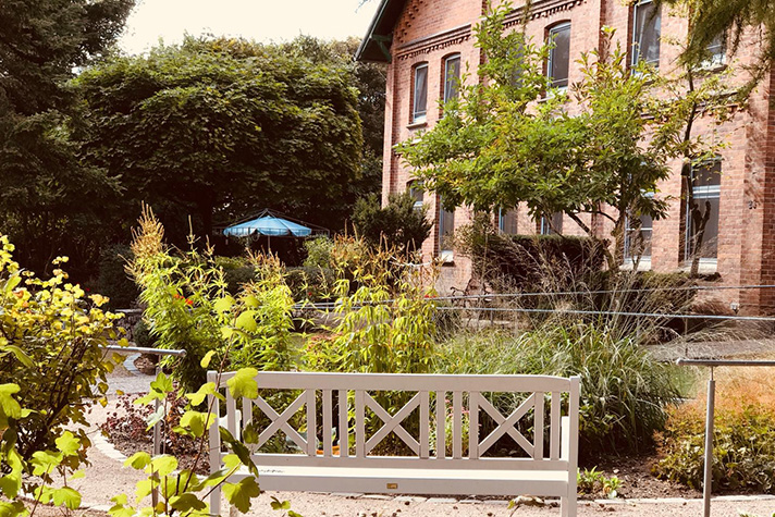 Eine Bank vor dem Seniorenhaus Poggenhaus