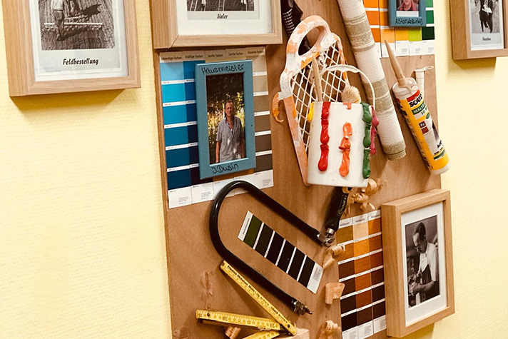 Fotos und Utensilien an einer Wand