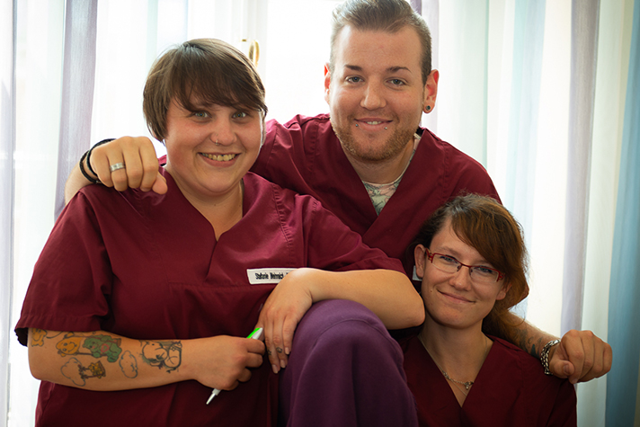 3 motivierte Mitarbeiter*innen aus dem Pflege-Team
