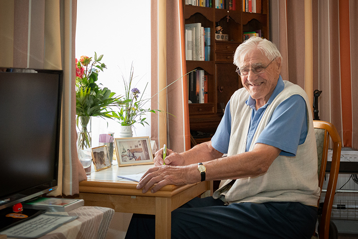 Ein Bewohner am Schreibtisch