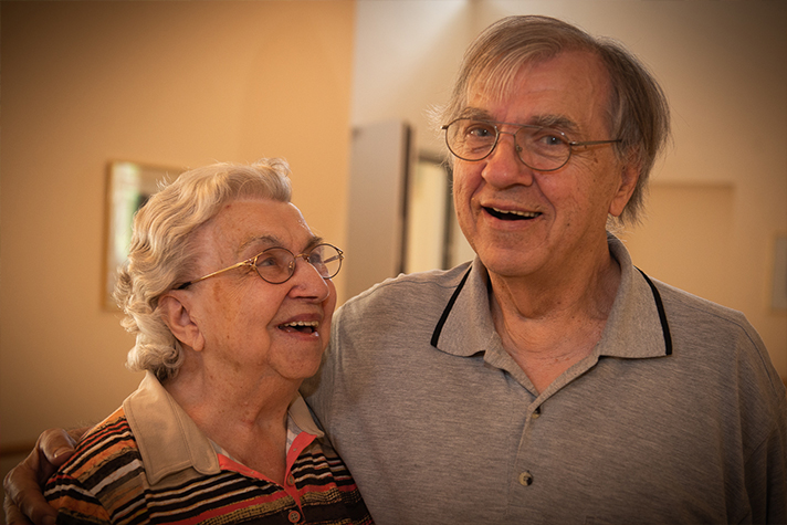 2 glückliche Bewohner*innen von Leben & Pflege Gahl