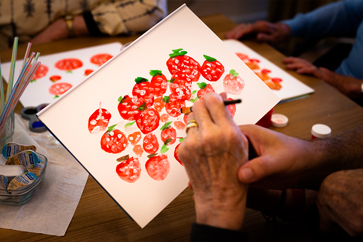 Eine Bewohnerin malt Erdbeeren