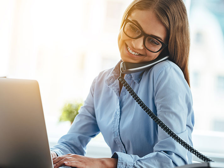 Mitarbeiterin beantwortet Fragen am Telefon