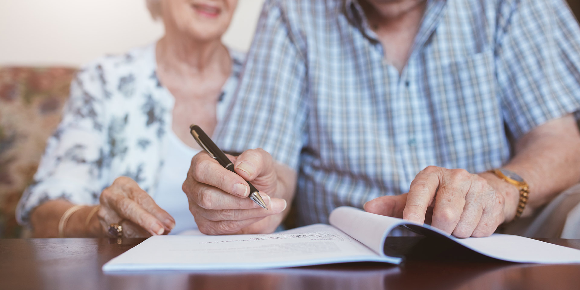 2 Bewohner füllen ein Formular aus